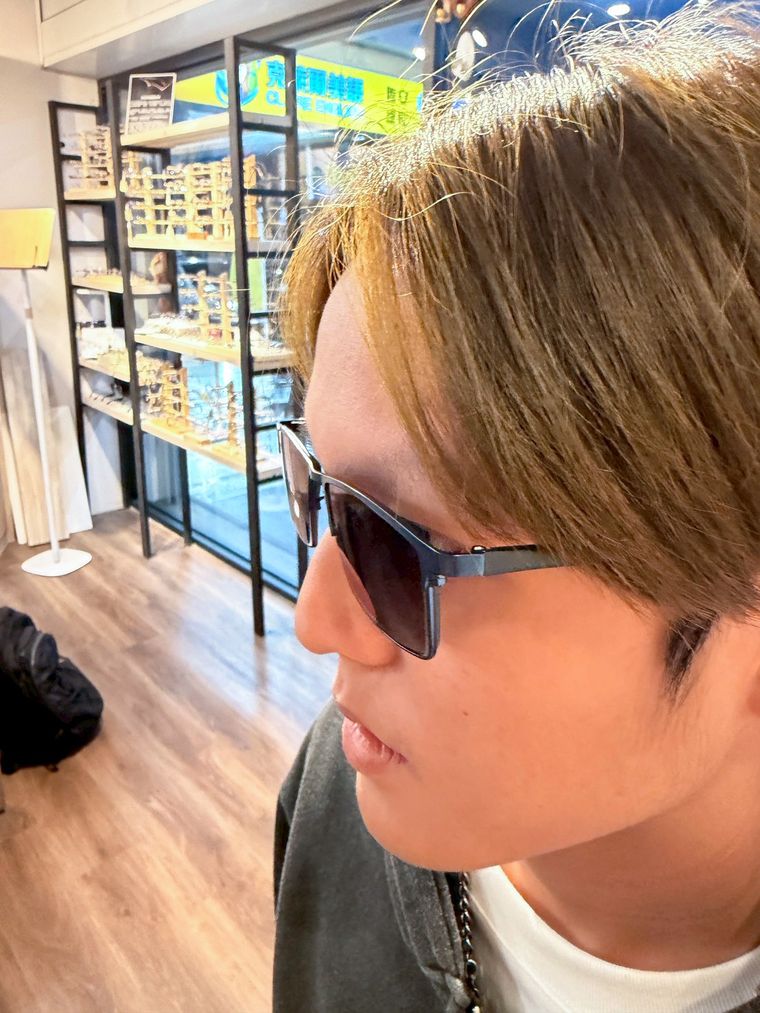 加價升級的變色鏡片——戶外太陽下自動變成深色墨鏡，走進室內又恢復透明，一副當兩副用，打球運動都方便。