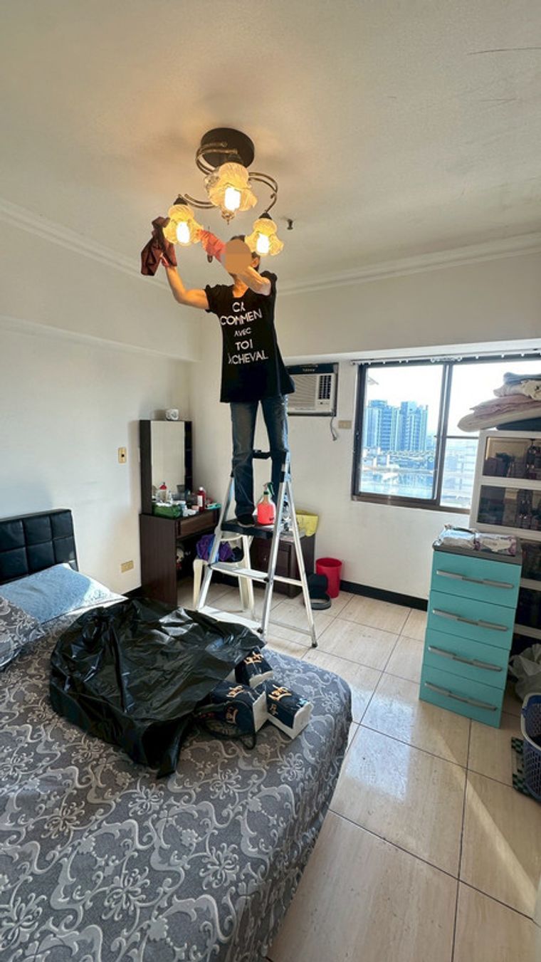 上班加帶小孩,天花板、牆角、燈具旁的灰塵積了不知多久,自己實在沒力氣爬上爬下。