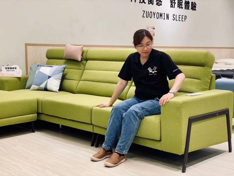 第七款 Annabel 安娜貝爾：外觀典雅大氣的 L 型沙發、空間利用率高，附可自由移動的腳凳、坐墊也能前後滑動，非常實用。