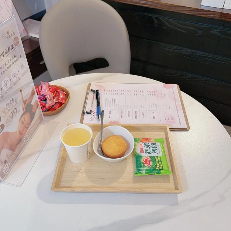 YONKA 品牌牆、實牆隔的獨立美容房，還有一坐下就端上的茶點——客人還沒花錢就先招待，這種細節我最吃。