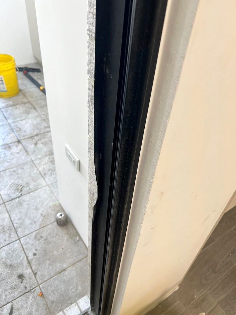 開工前一處處拍照存證保護屋主——門框、木柱、地板上的粉塵與油漆殘膠,都得用專門手法慢慢清。