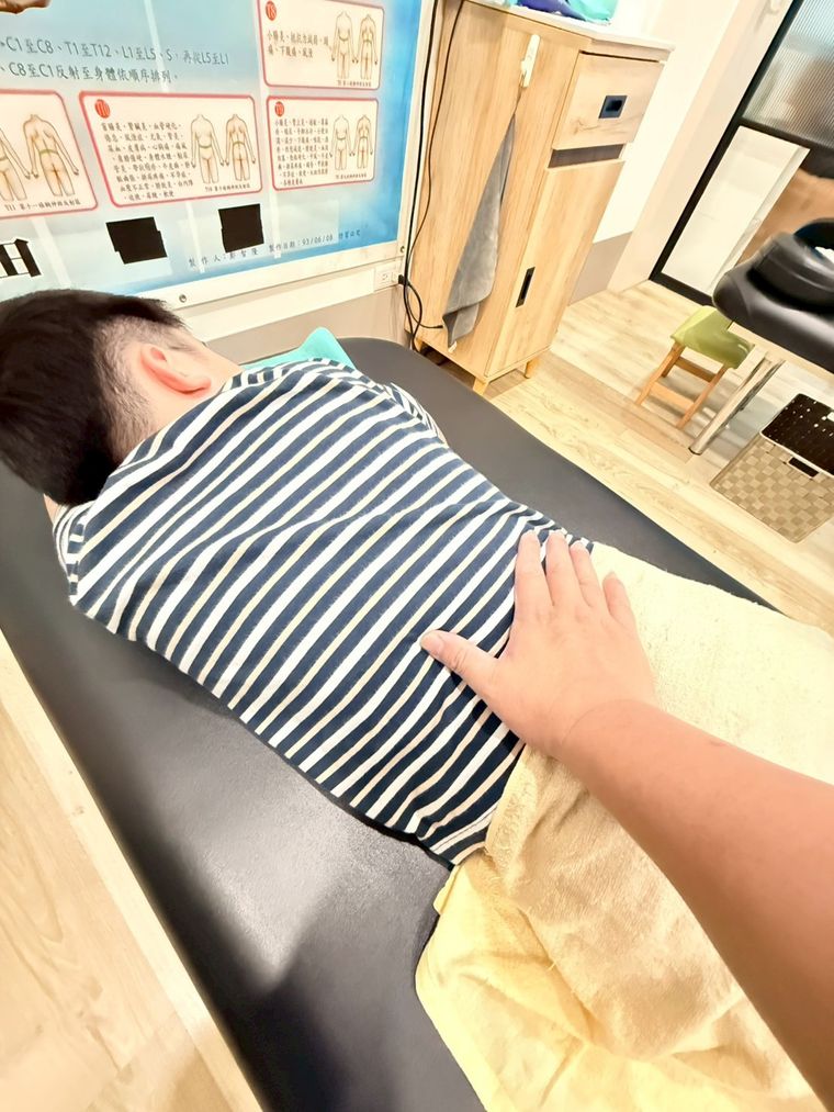 調整時孩子趴著，老師只是輕輕引導，過程溫和、沒有用力扳折