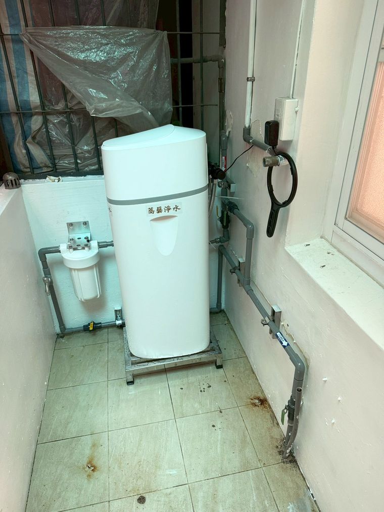 全戶軟水機與淨水設備安裝到位——「蕎藝淨水」的桶身立起來，接上全戶管路，整套系統就開始運作。
