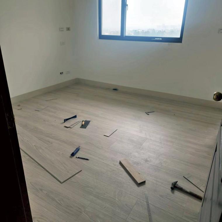 全室鋪磁磚與木地板——地磚抓水平、木地板一片片鋪，是整個家質感的底。