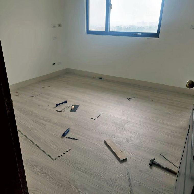 全室鋪磁磚與木地板——地磚抓水平、木地板一片片鋪,是整個家質感的底。