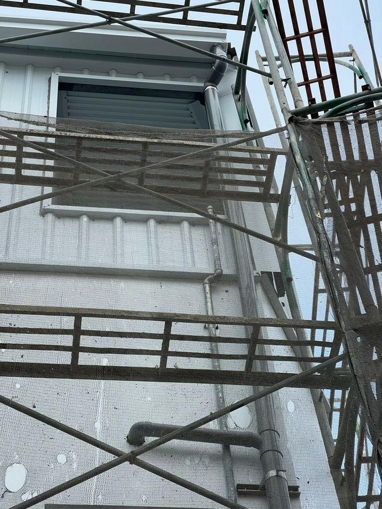 牆內漏水造成鋼筋外露,打到見底、補焊鋼筋、加強水泥附著——看不到的地方最不能省。