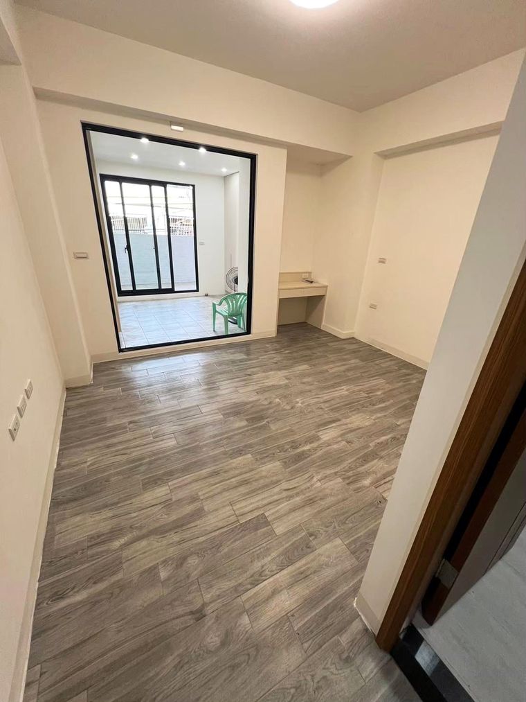 一路清到頂樓,全屋煥然一新——空屋乾淨到可以直接帶看。