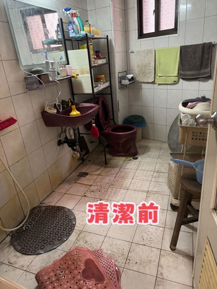 廁所清潔前後：磁磚縫、馬桶周圍的水垢皂垢清掉，磁磚和洗手台亮起來，連牆角、天花板霉斑都處理。