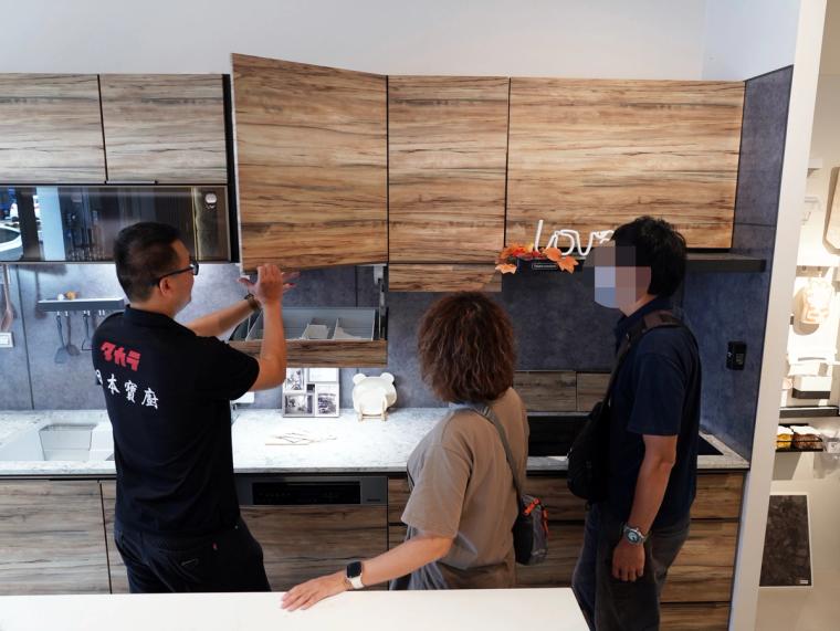 琺瑯的門板、抽屜、檯面與 IH 爐台細看——表面硬、耐刮抗腐蝕、無毛細孔,這是它跟一般台製美耐板/不鏽鋼廚具最不一樣的地方。