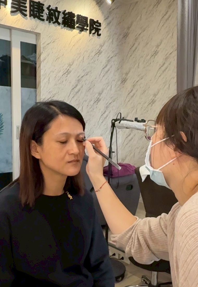 重點是實作比例高——學員直接在真人模特身上操作，右琳老師在旁邊即時修正，做錯馬上調整，學得快也學得對。