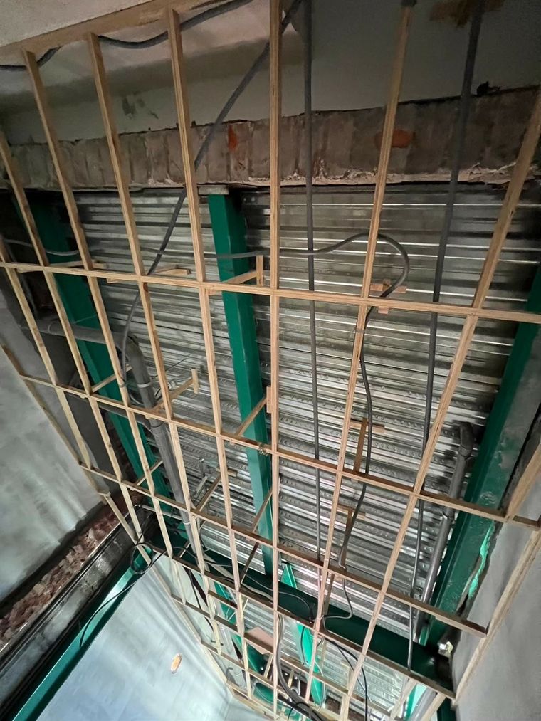 一樓帶小廚房的客房套房,現在當客房、將來直接變樓下主臥,全齡宅的關鍵一步。