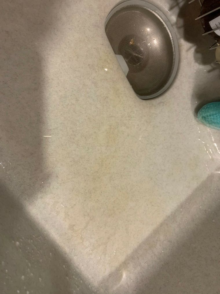 用一段時間後，常倒咖啡的水槽處卡了色、刷不掉，本來以為沒救了——這是清洗前。