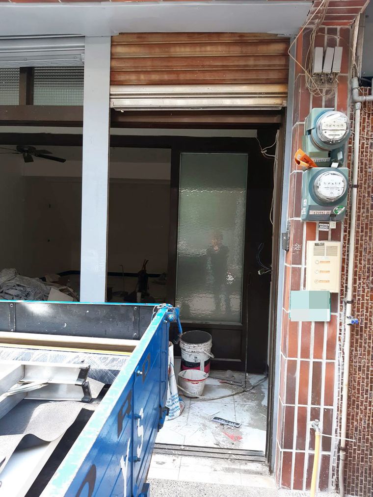 拆掉舊鐵捲門後，師傅開始安裝新門框，過程熟練、不到一會兒就定位，乾淨俐落。