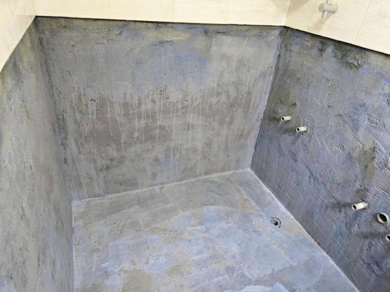 重做防水層、加強轉角,等乾透再粉光整平、地面抓洩水坡度——浴室最怕漏,這步偷懶不得。