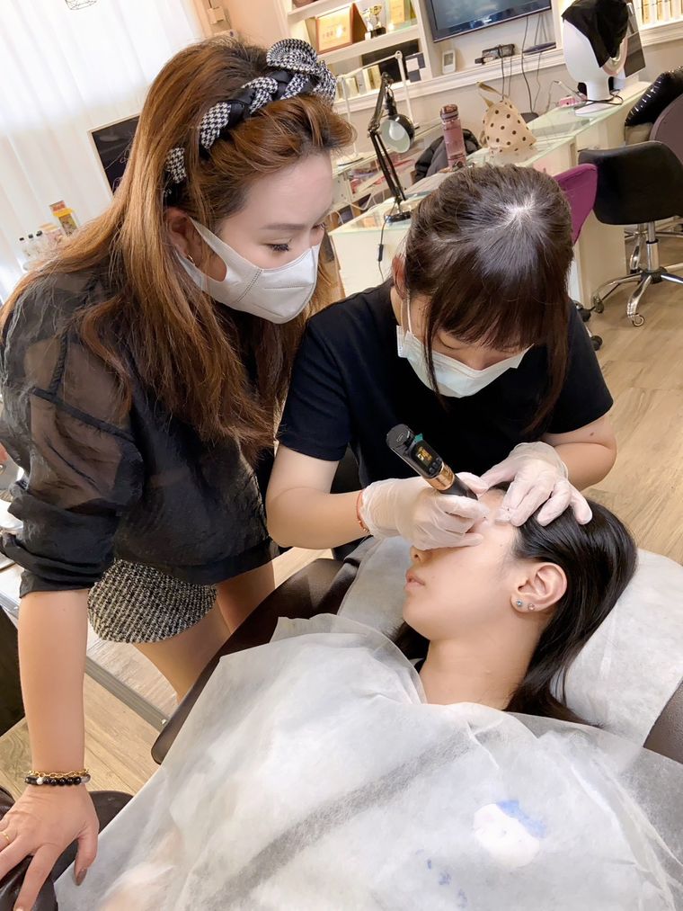 在仿真練習皮上先練手感，再看右琳老師親自示範機器霧眉——一針一針怎麼走、力道怎麼抓，現場看最清楚。