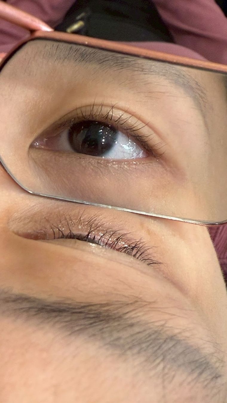做出來的眉毛自然、根根分明;姊姊看著成果笑得合不攏嘴——從沒自信到能接客,這堂課讓她重拾了創業的勇氣。