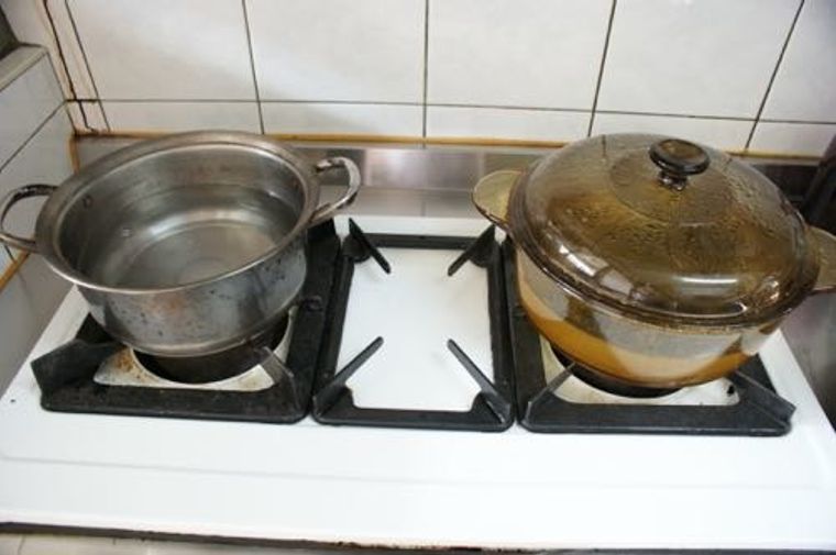 Step1：準備兩鍋水，一鍋川燙雞肉、一鍋用來熬湯。