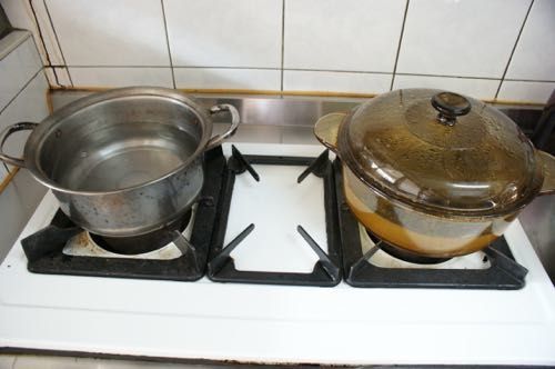 Step1:準備兩鍋水,一鍋川燙雞肉、一鍋用來熬湯。