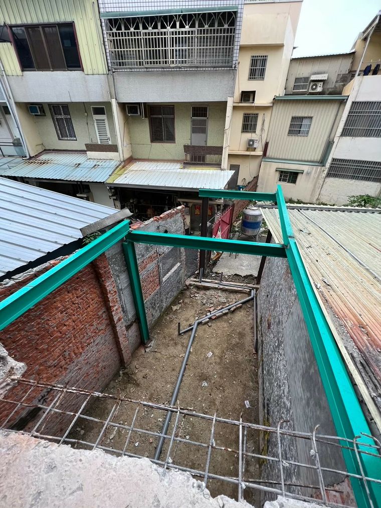 頂樓龜裂壁癌用「穿鐵衣」外牆補強，管道重新規劃路線，將來維修不必敲牆。