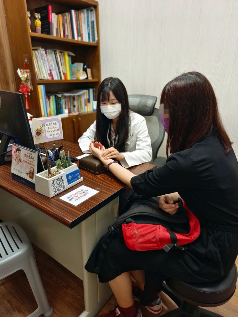 孫醫師靠把脈判斷身體狀況、問診也很仔細，依每個人體質開藥（像是要先催經還是補血）；中醫調經需要較長時間、大概 3～6 個月才看到成效，中間若感冒、流鼻水也會一併處理。她是女醫師、說話輕聲細語，講婦科問題不會害羞。