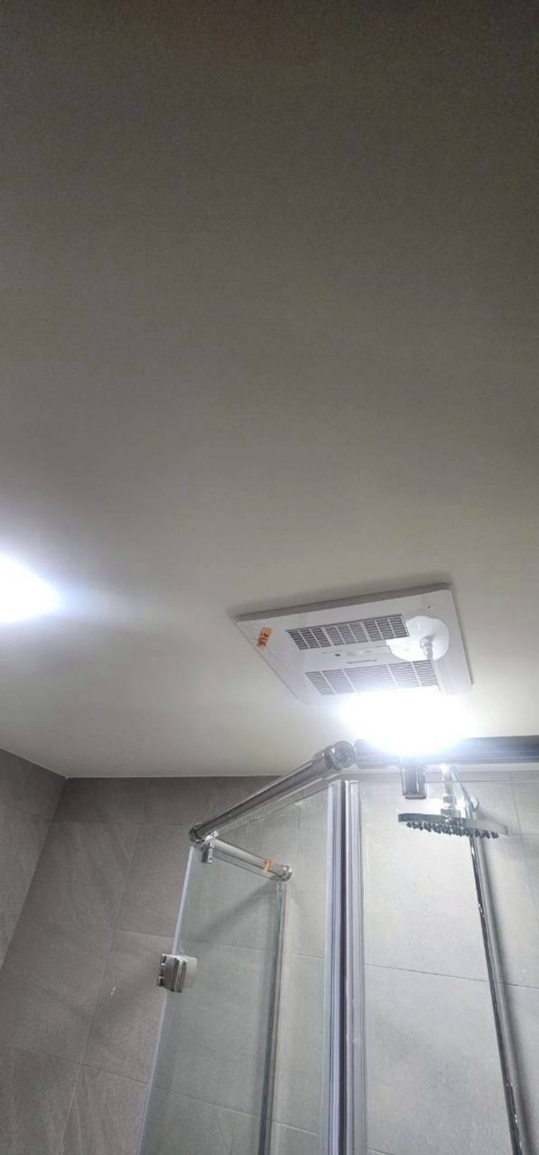 浴室裡一處處用膠帶標出缺失：磁磚空心、玻璃缺角，還揪出天花板該開卻沒開的維修孔。