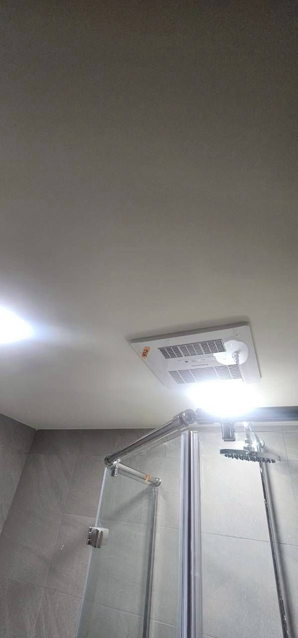 浴室裡一處處用膠帶標出缺失:磁磚空心、玻璃缺角,還揪出天花板該開卻沒開的維修孔。