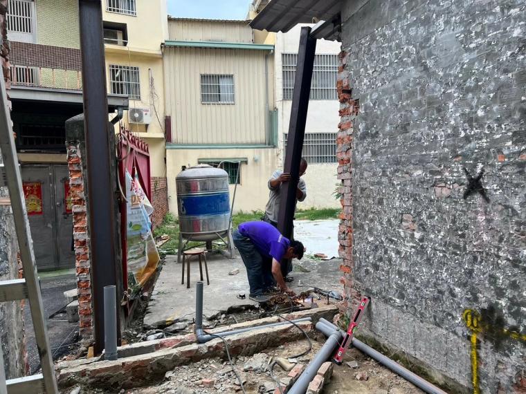頂樓龜裂壁癌用「穿鐵衣」外牆補強，管道重新規劃路線，將來維修不必敲牆。