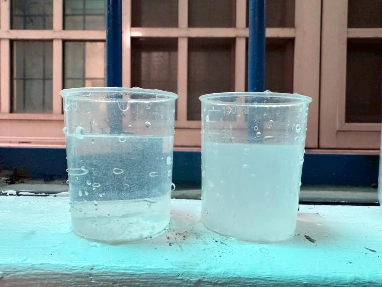 現場做的水質對比——過濾前後兩杯水差很多；裝好後水龍頭不再卡水垢、洗澡水變軟，家人喝水也更安心。