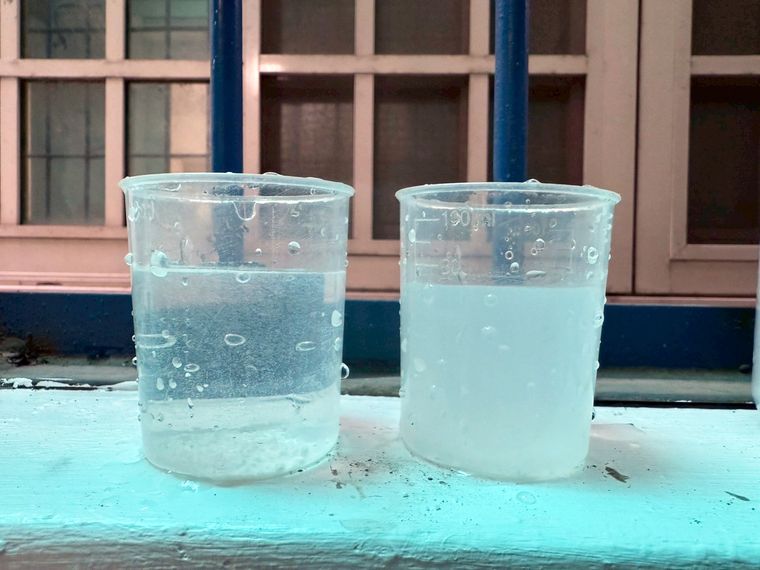 現場做的水質對比——過濾前後兩杯水差很多;裝好後水龍頭不再卡水垢、洗澡水變軟,家人喝水也更安心。
