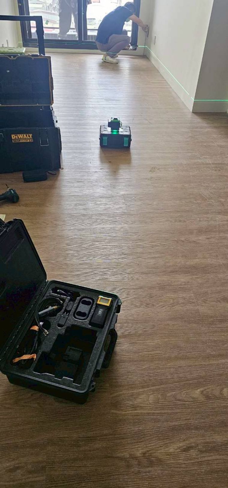 技師帶來一整箱專業儀器，雷射水平儀、電子量測工具一字排開，連配電箱都逐項檢測，不是走馬看花。