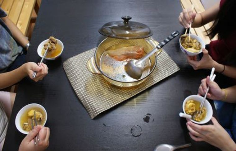秋冬就適合喝這種暖暖的藥膳雞湯，價格不貴、製作簡單又營養。