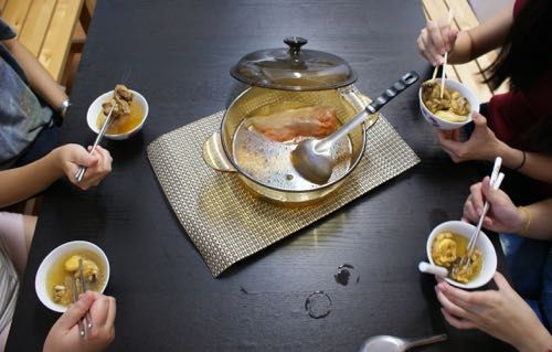 秋冬就適合喝這種暖暖的藥膳雞湯,價格不貴、製作簡單又營養。