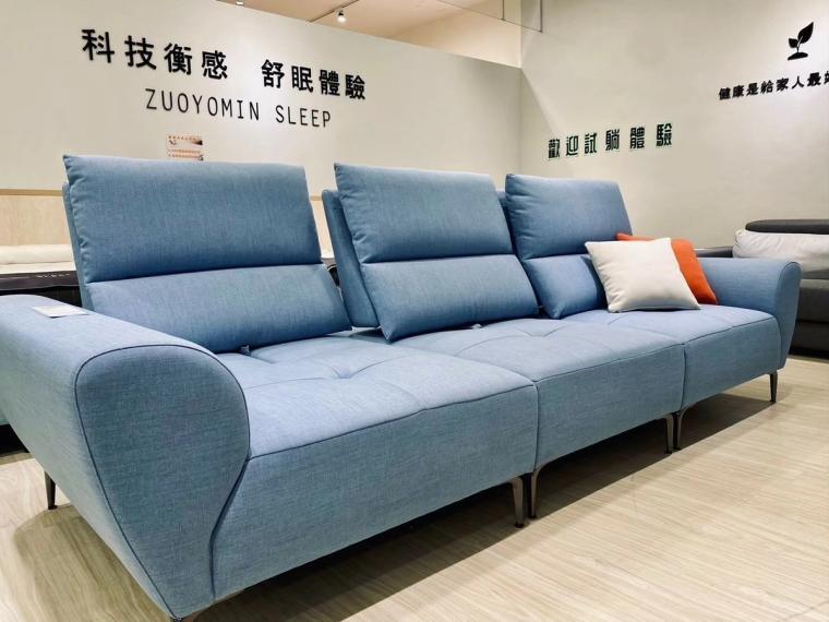 第八款 Byrne 伯恩：北歐風格布沙發，線條簡約俐落、坐感軟硬適中，椅背可調整前後距離、符合不同需求。