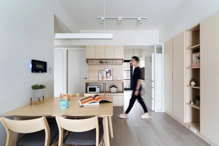 家具、木地板、餐櫃與電器櫃都選輕盈感的淺木色，保持乾淨明亮，為空間帶來清新溫馨的氣息。