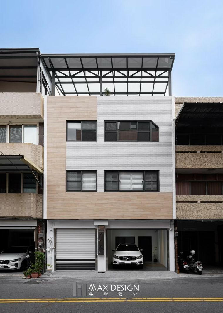 二樓日常生活層：客廳連著餐桌，一字型廚房透亮，做菜心情都比較好。