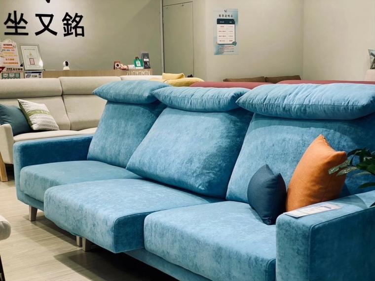 第四款 Ielts 雅思本：藍色華麗、帶復古懷舊感，絨布是貓抓布、耐抓耐磨，也能客製布料顏色，頭部頸枕讓人放鬆窩著。