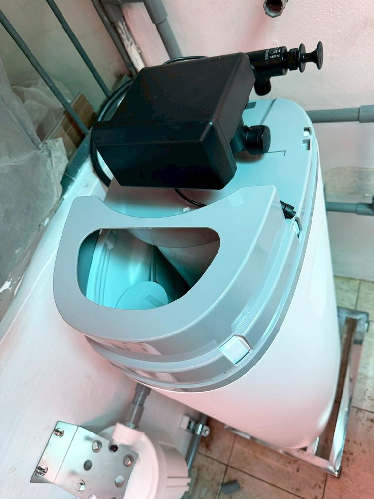 全戶軟水機與淨水設備安裝到位——「蕎藝淨水」的桶身立起來，接上全戶管路，整套系統就開始運作。