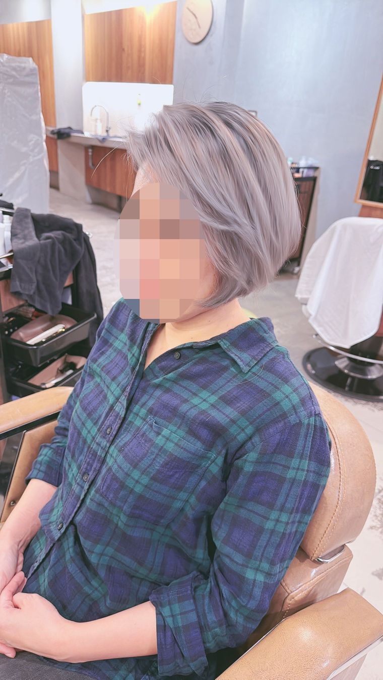 你們一定想不到——我頭上的髮色線條其實不是特別去挑染,是我原生的白髮。