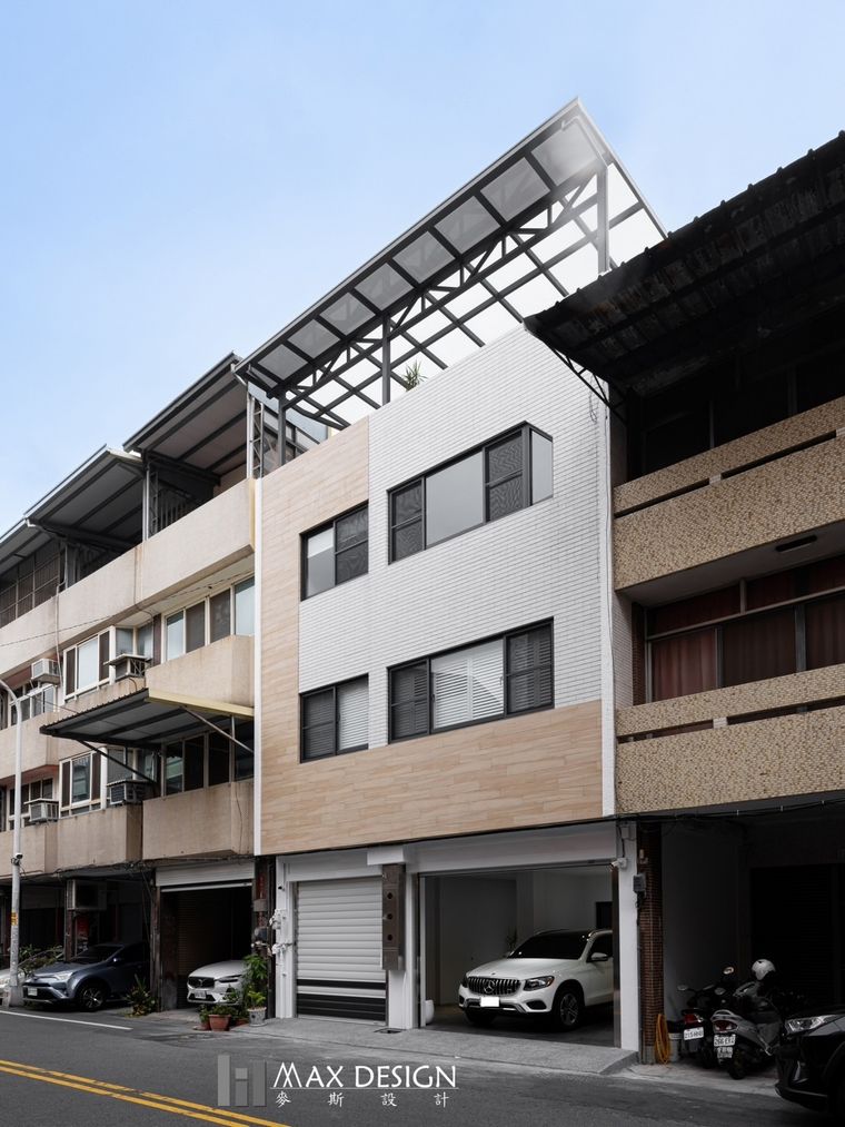 麥斯設計完工實拍——從透天新外觀,到生活層的客廳、餐桌與一字型廚房,翻修後採光通風都好。