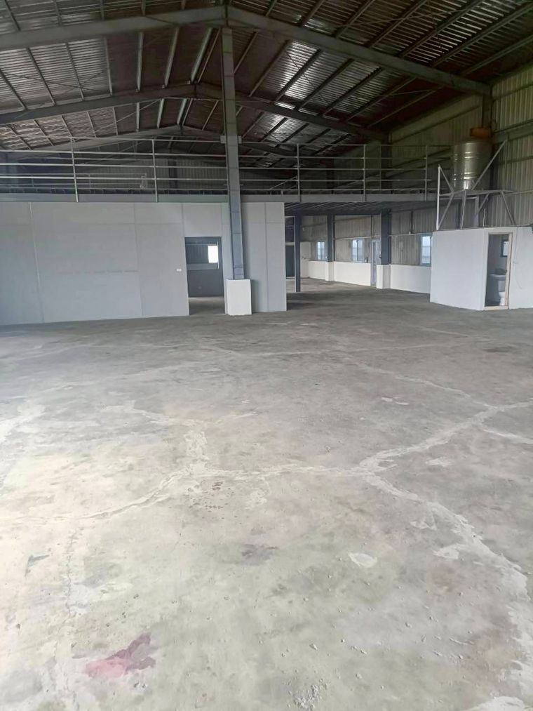 環氧樹脂地坪光滑無縫、耐磨耐壓，堆高機天天輾也撐得住，還低 VOC 味道不重。