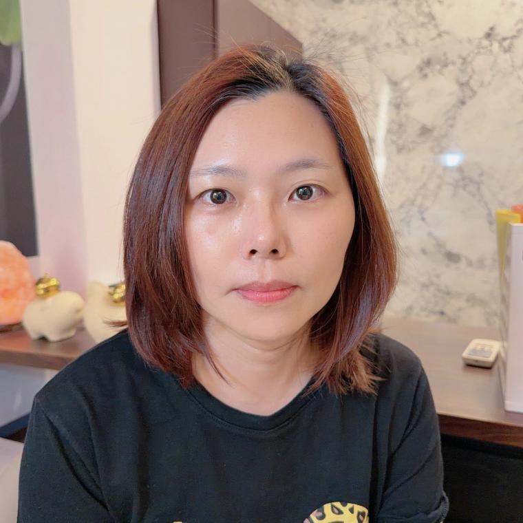 換上平常上班的 T 恤、戴上眼鏡再拍幾張，這才是我們這年紀的日常樣子，對比起來才真實。