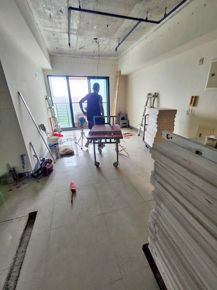 施工前的新成屋——設計師重新調整牆面位置，把一角縮成儲藏室，公共空間反而更寬敞；泥作、牆面一步步來。