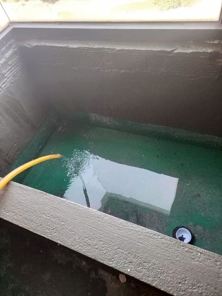浴室用日式泥作砌了浴缸，還做了防水測試（放水確認不漏）才往下做——泡澡最怕漏水，這步一定要扎實。
