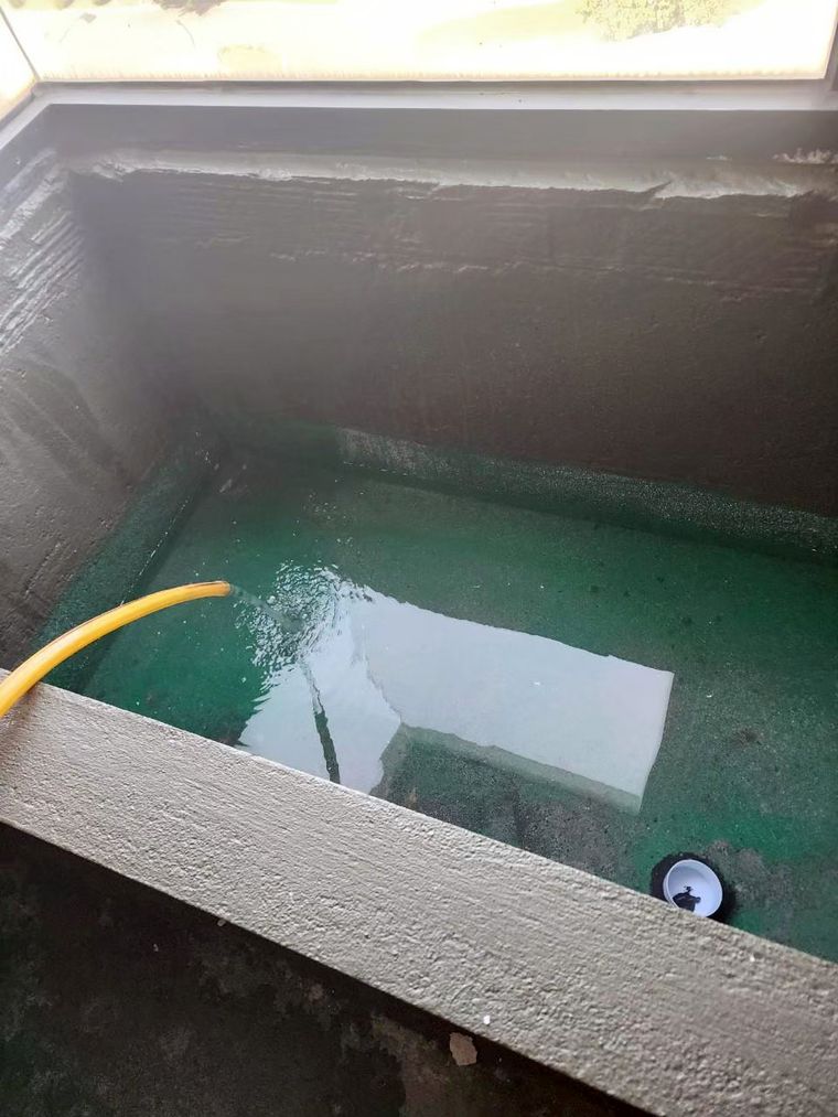 浴室用日式泥作砌了浴缸,還做了防水測試(放水確認不漏)才往下做——泡澡最怕漏水,這步一定要扎實。