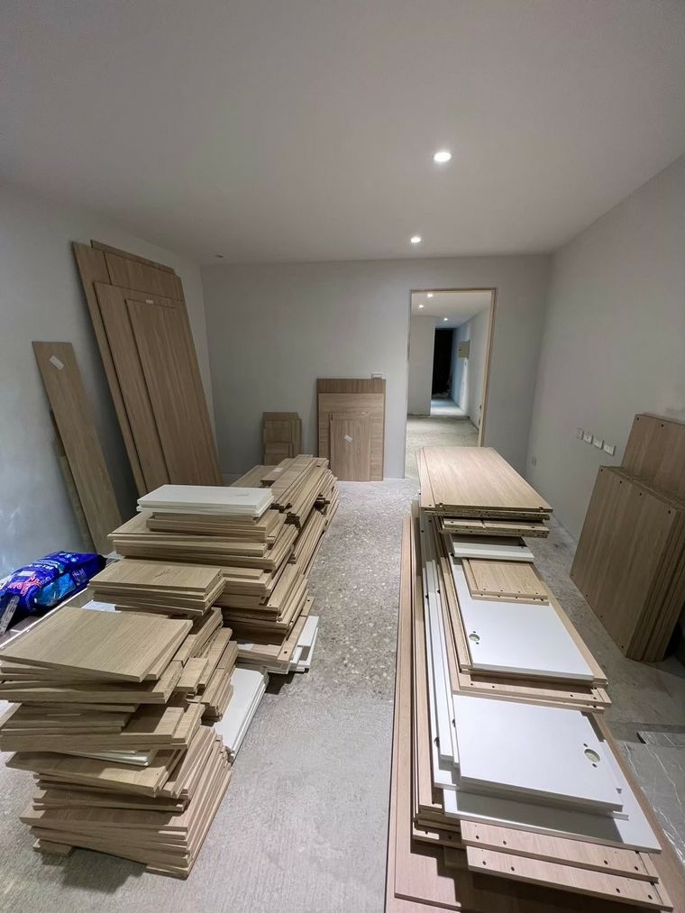 一樓帶小廚房的客房套房，現在當客房、將來直接變樓下主臥，全齡宅的關鍵一步。