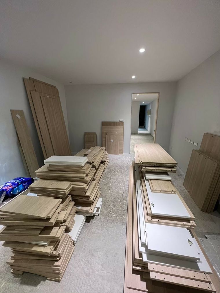 一樓帶小廚房的客房套房,現在當客房、將來直接變樓下主臥,全齡宅的關鍵一步。