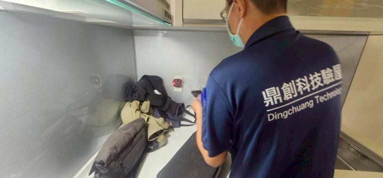 配電箱檢查、逐個插座量電壓測跳電、網路電話訊號測試——驗出插座火線零線錯位、一處未通電。
