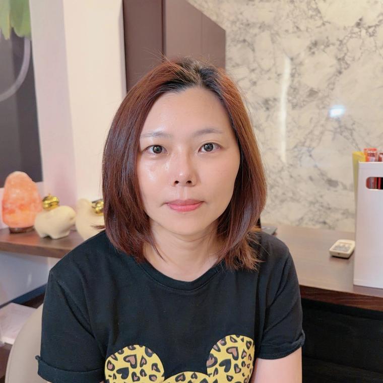 換上平常上班的 T 恤、戴上眼鏡再拍幾張，這才是我們這年紀的日常樣子，對比起來才真實。
