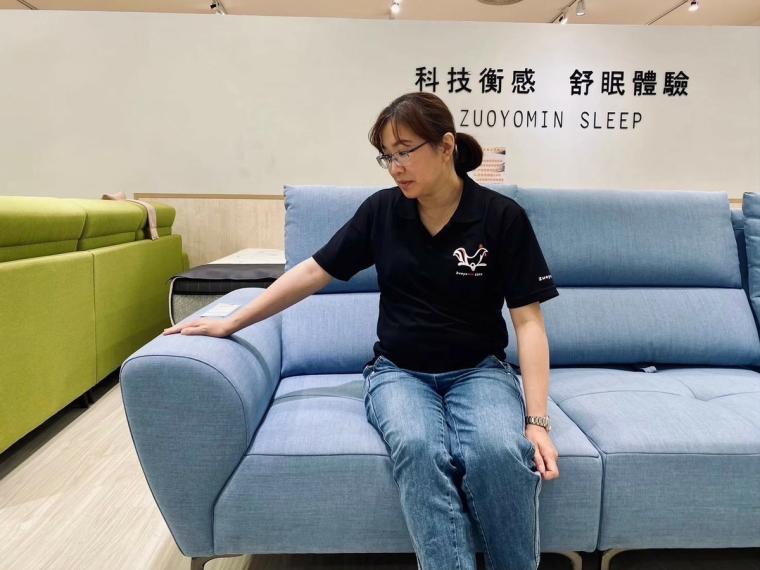 第八款 Byrne 伯恩：北歐風格布沙發，線條簡約俐落、坐感軟硬適中，椅背可調整前後距離、符合不同需求。