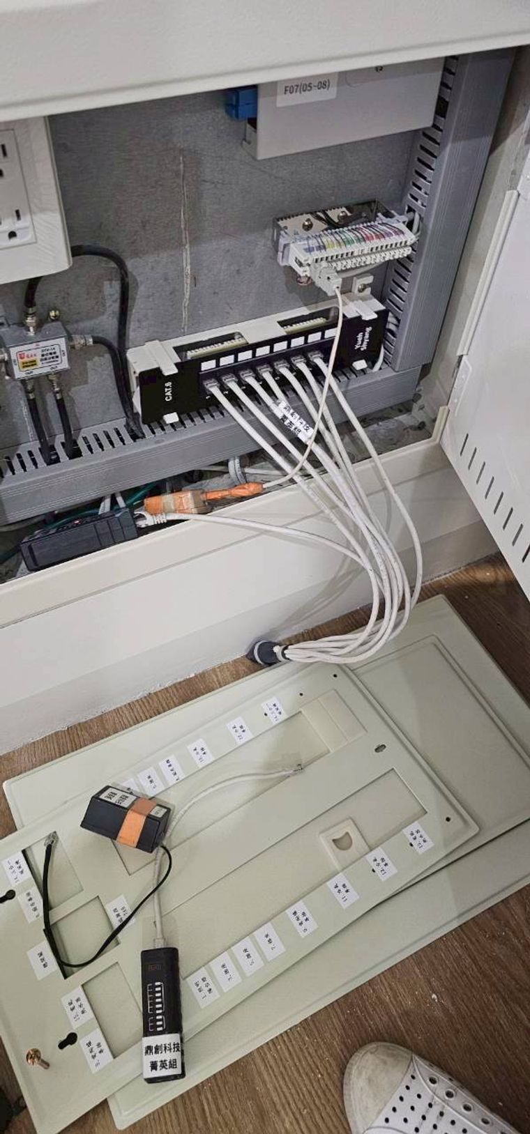 配電箱檢查、逐個插座量電壓測跳電、網路電話訊號測試——驗出插座火線零線錯位、一處未通電。